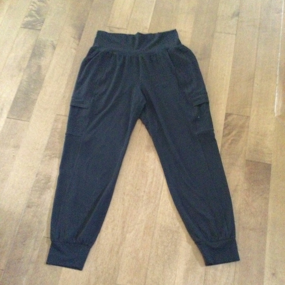 EXTREME STRETCH!!!!!! Women's Athleta joggers.